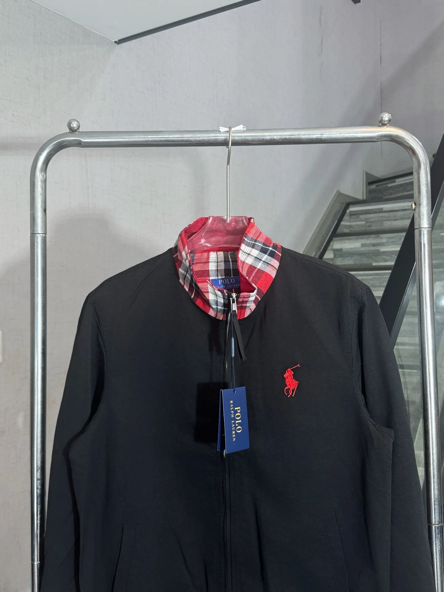 P320 model number: HE366 Ralph Lauren-Ralph Lauren old money style red plaid color block zipper jacket. The fabric is made of pure cotton breathable striped fabric. The upper body is comfortable and stylish, and feels silky and silky. The collar is made of red canvas plaid, and the horse riding warrior figure on the chest is made of high-density embroidery. The upper body is absolutely versatile, and the old money style style can be controlled casually. It is made by a large factory and has the original original label. It has three complete labels. You can buy it with confidence.  Color: Black/White Size: S M L XL